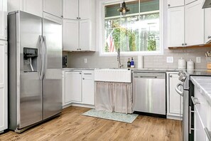 Fridge, microwave, oven, stovetop - Luxe, Comfortable, Clean & NEW (Ruston)