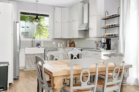 Fridge, microwave, oven, stovetop. Safe Location; Comfortable & Cozy; King Beds