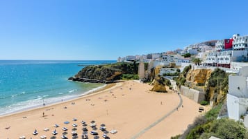 Chaises longues, serviettes de plage
