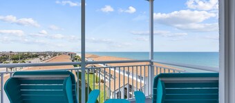 Oceanpoint 611 – Top-Floor Oceanview Condo w/ Balcony & Rocket Views