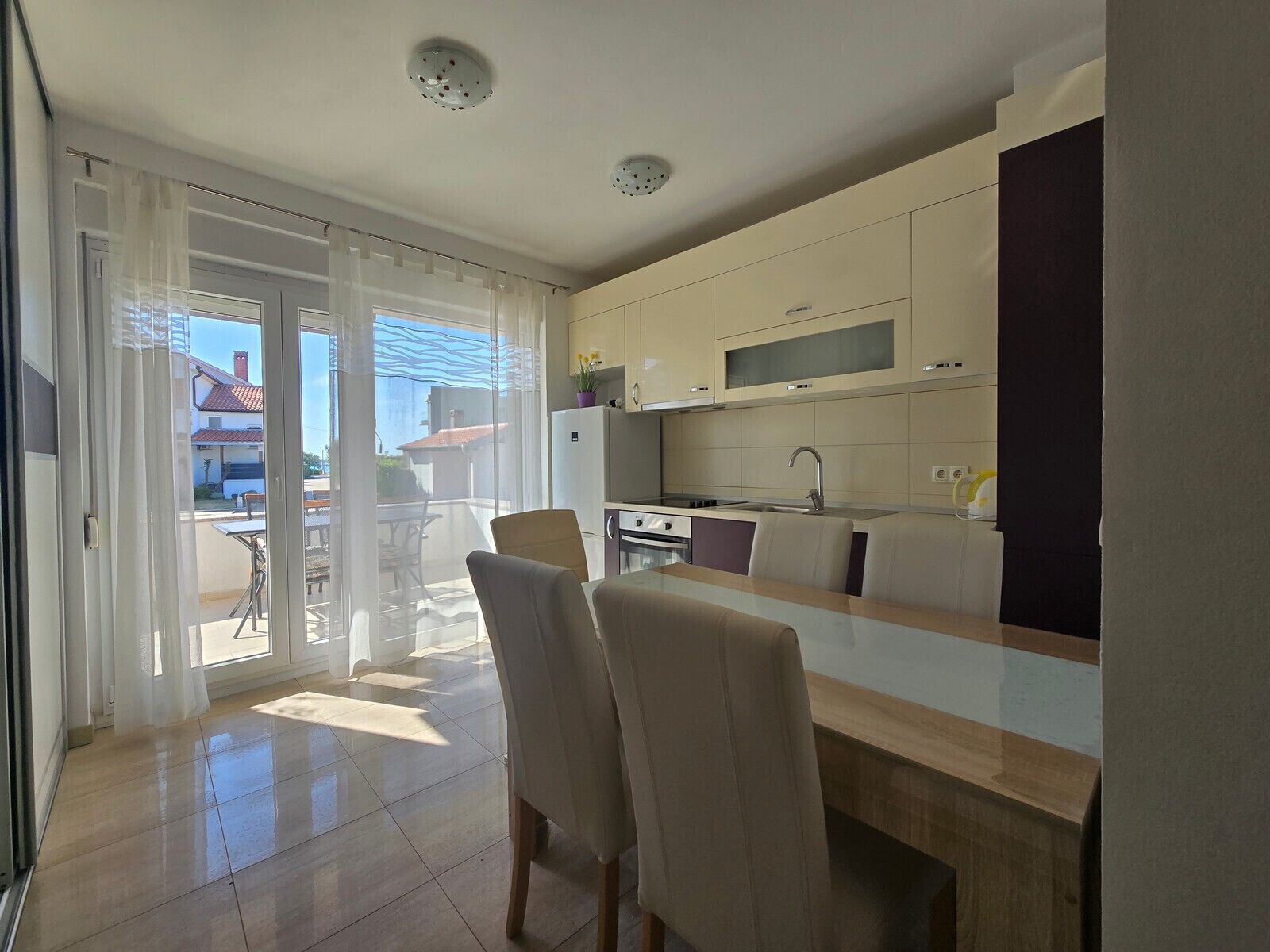 Fridge, oven, stovetop, coffee/tea maker