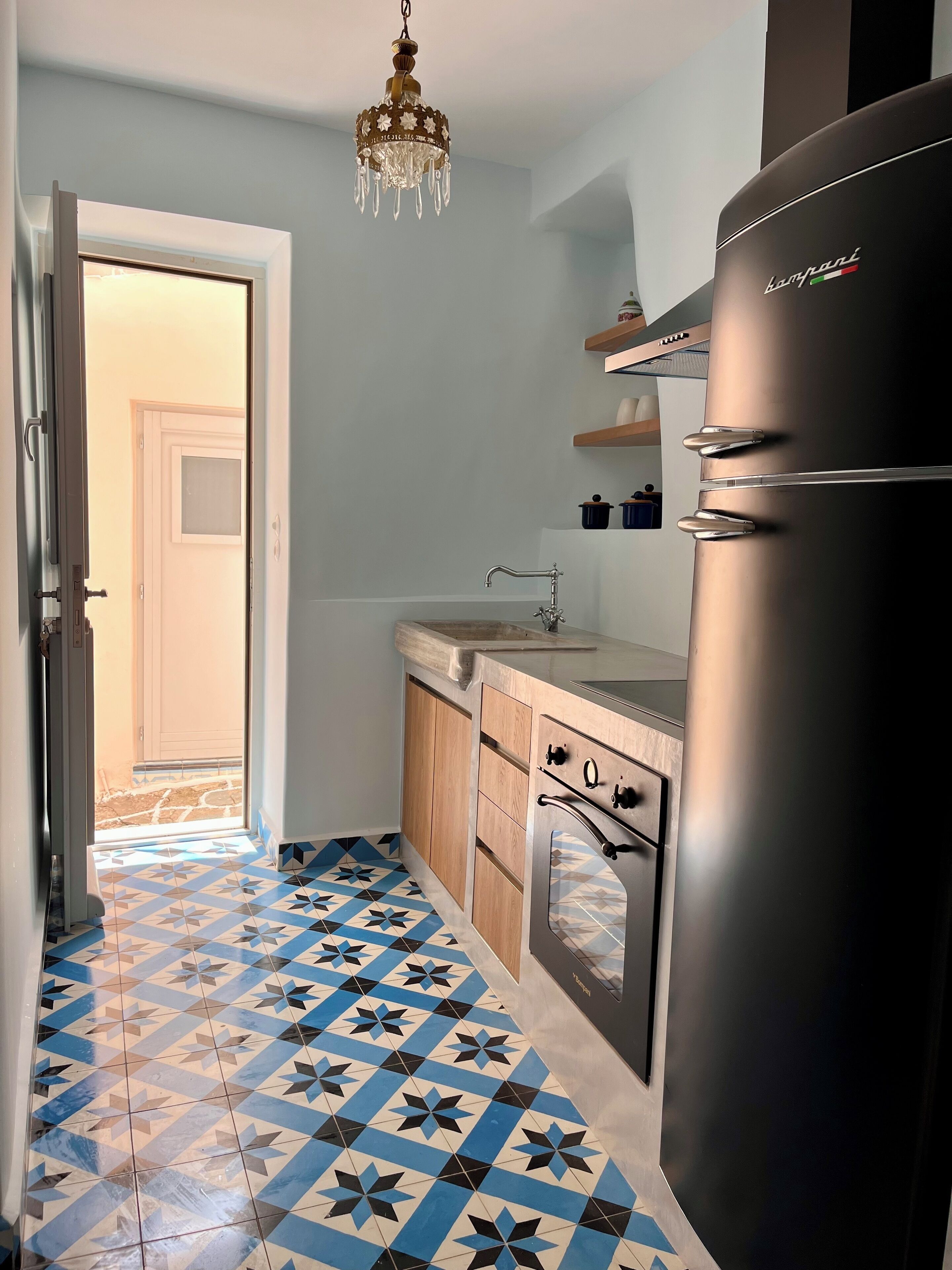 Fridge, oven, stovetop, electric kettle