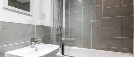 Ferienhaus | Badezimmer | Duschwanne, kostenlose Toilettenartikel, Haartrockner, Handtücher