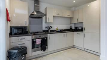 Full-sized fridge, microwave, oven, stovetop