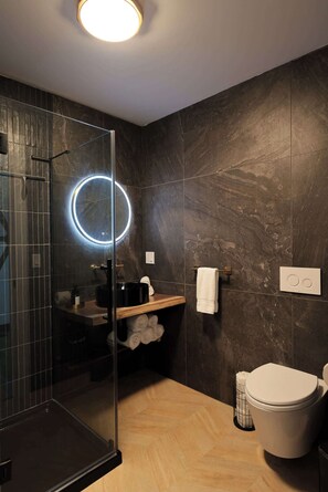 Een douche, een haardroger, handdoeken