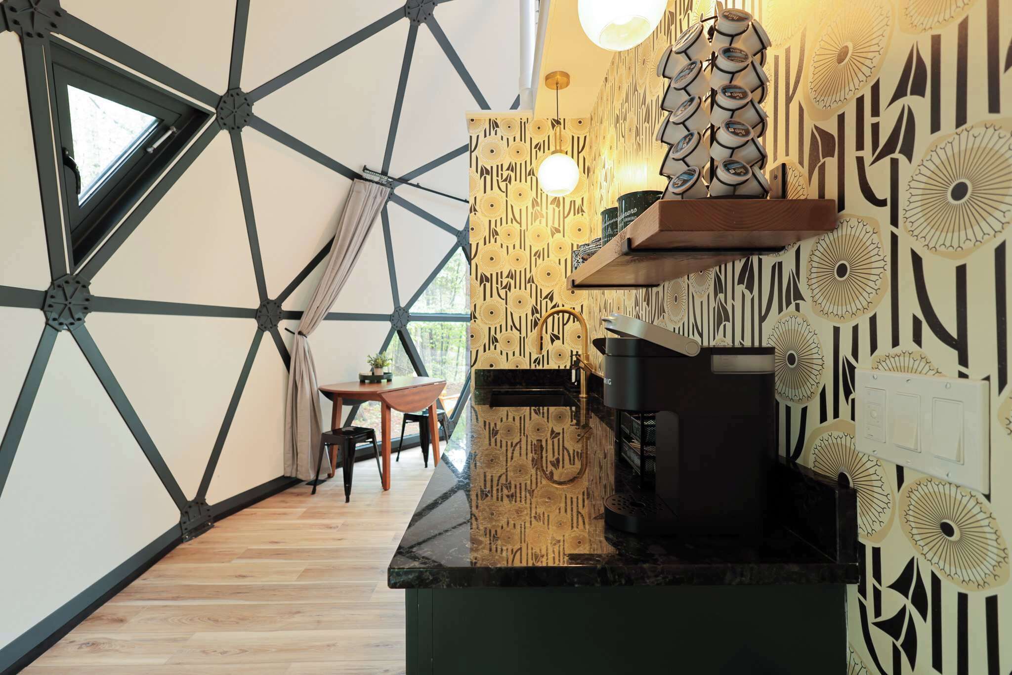 Een magnetron, een koffiezetapparaat/waterkoker, een broodrooster