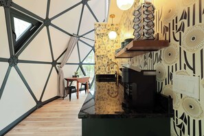 Mikrobølgeovn, kaffetrakter/tekoker, brødrister og kjøkkenutstyr