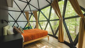 2 bedrooms, travel cot, WiFi, bed sheets