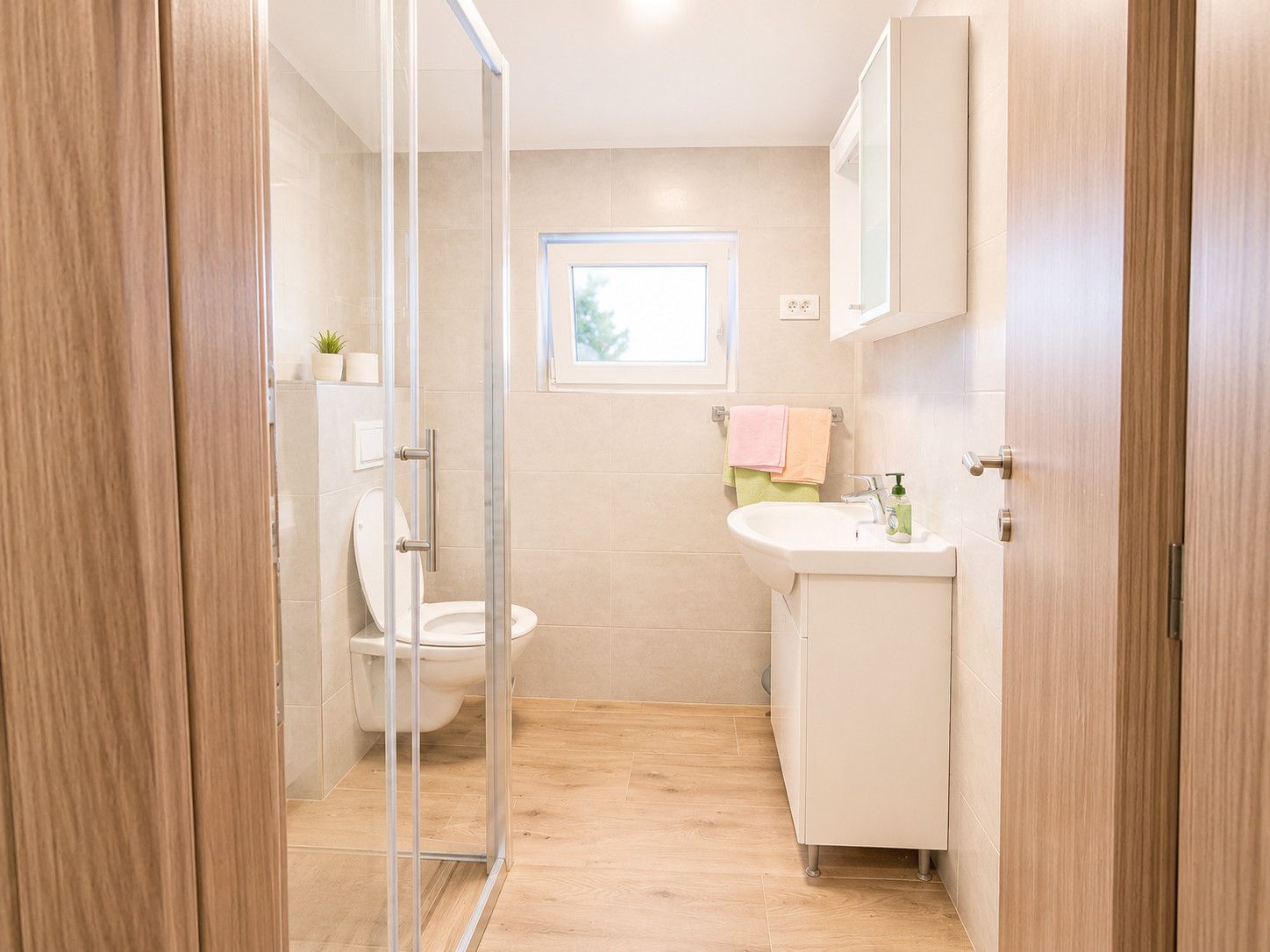 Ein Badezimmer mit Toilette, Waschbecken und Duschkabine.