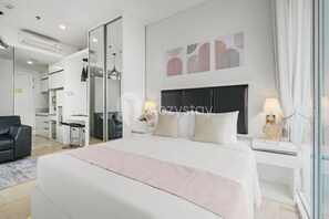 Appartement, 1 chambre, vue ville | Espace de travail pour ordinateur portable, fer et planche à repasser