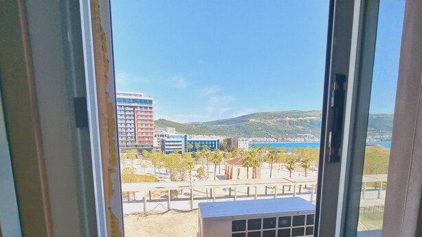 A view from a window overlooking a beach with buildings and a clear sky. - Thoma's K Studios - Double Studio (Vlorë)