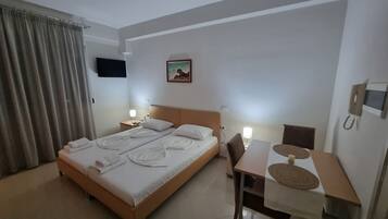 1 habitación, tabla de planchar con plancha, wifi gratis y ropa de cama