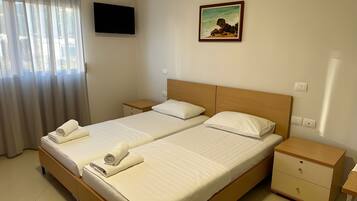 1 habitación, tabla de planchar con plancha, wifi gratis y ropa de cama