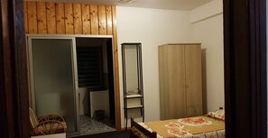 1 bedroom, desk, iron/ironing board, free WiFi