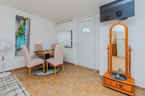 Appartement Classique, vue jardin | Restauration dans la chambre