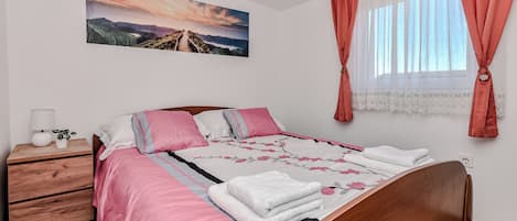 Basic Apartment, Garden View | 1 bedroom, iron/ironing board, free WiFi, bed sheets