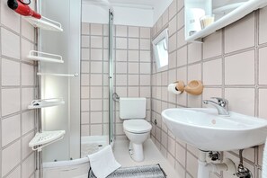 Basic Apartment, Garden View | Bathroom | Shower, hair dryer, towels - Apartments Ladika (Vir)