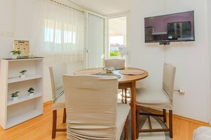 Apartamento básico, vistas al jardín | Comedor