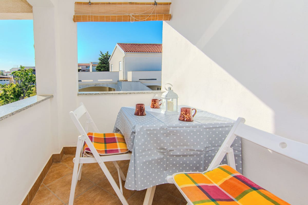 Departamento básico, vista al jardín | Balcón