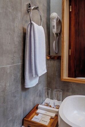 Villa, 1 Bedroom, Pool View | Bathroom | Shower, free toiletries, hair dryer, slippers - Uma Arta Villa (Ubud)