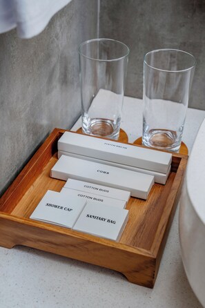 Villa, 1 Bedroom, Pool View | Bathroom | Shower, free toiletries, hair dryer, towels - Uma Arta Villa (Ubud)