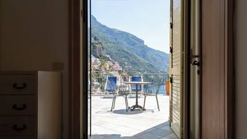 Camera Deluxe con letto matrimoniale o 2 letti singoli, balcone, vista mare | Minibar, una cassaforte in camera, Wi-Fi gratuito