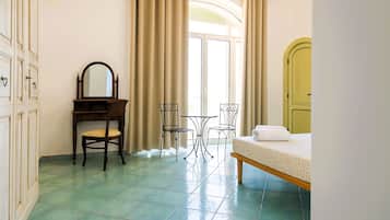 Deluxe-Doppel- oder -Zweibettzimmer, Balkon, Meerblick | Minibar, Zimmersafe, kostenloses WLAN