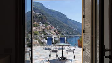 Camera Deluxe con letto matrimoniale o 2 letti singoli, balcone, vista mare | Minibar, una cassaforte in camera, Wi-Fi gratuito