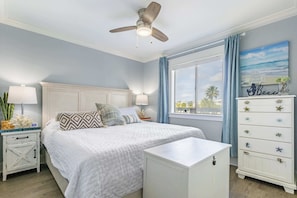 1 slaapkamer, een kluis op de kamer, een bureau