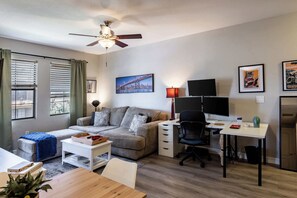 Smart-TV, Bücher, Arbeitsbereiche, Computerbildschirme