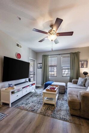 Smart-TV, Bücher, Arbeitsbereiche, Computerbildschirme