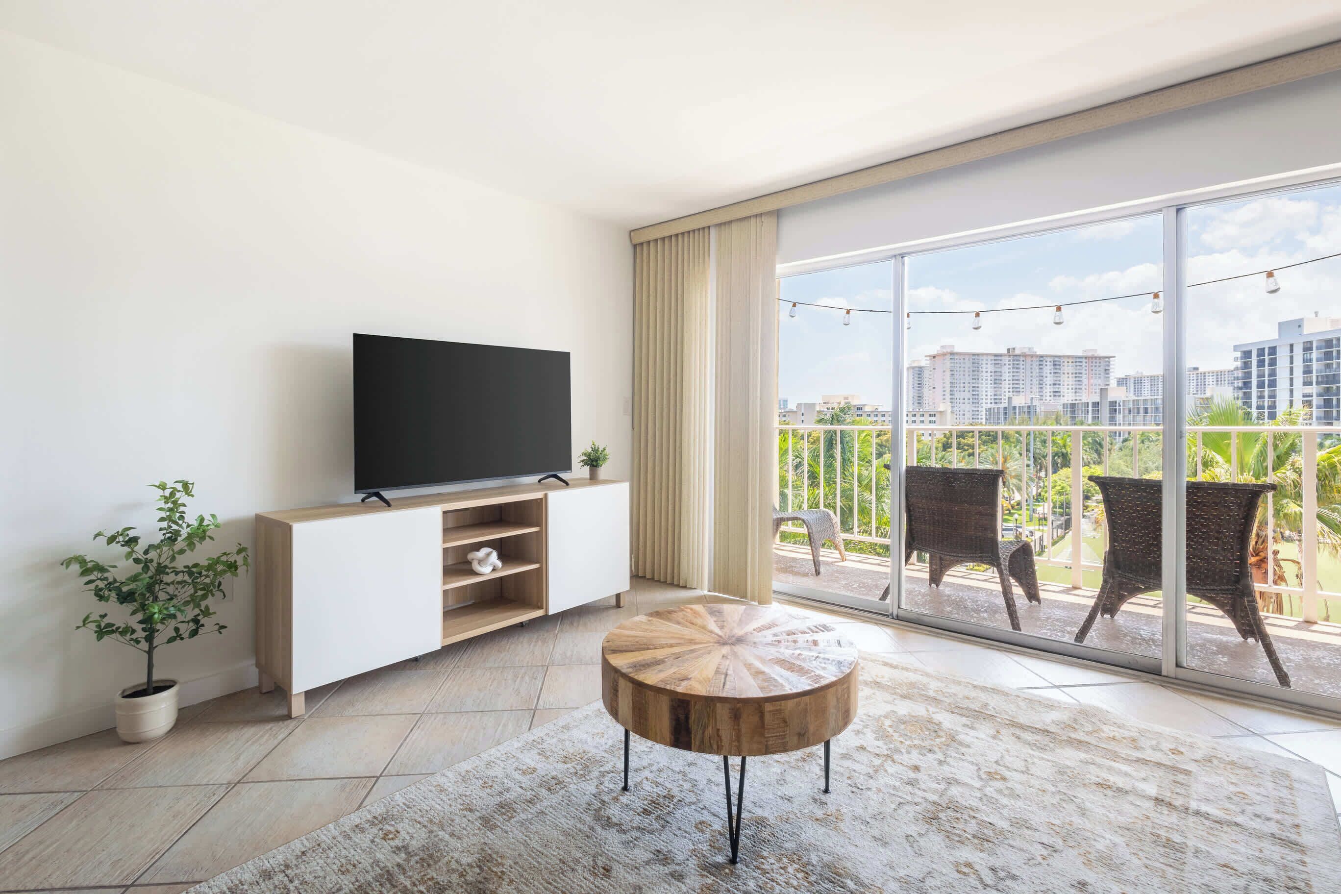 Televisión y oficina 