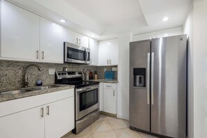 Refrigerador, microondas, horno y parrilla de estufa 