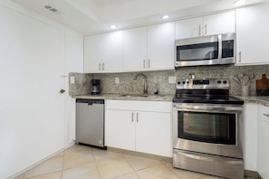 Frigorífico, microondas, horno y placa de cocina