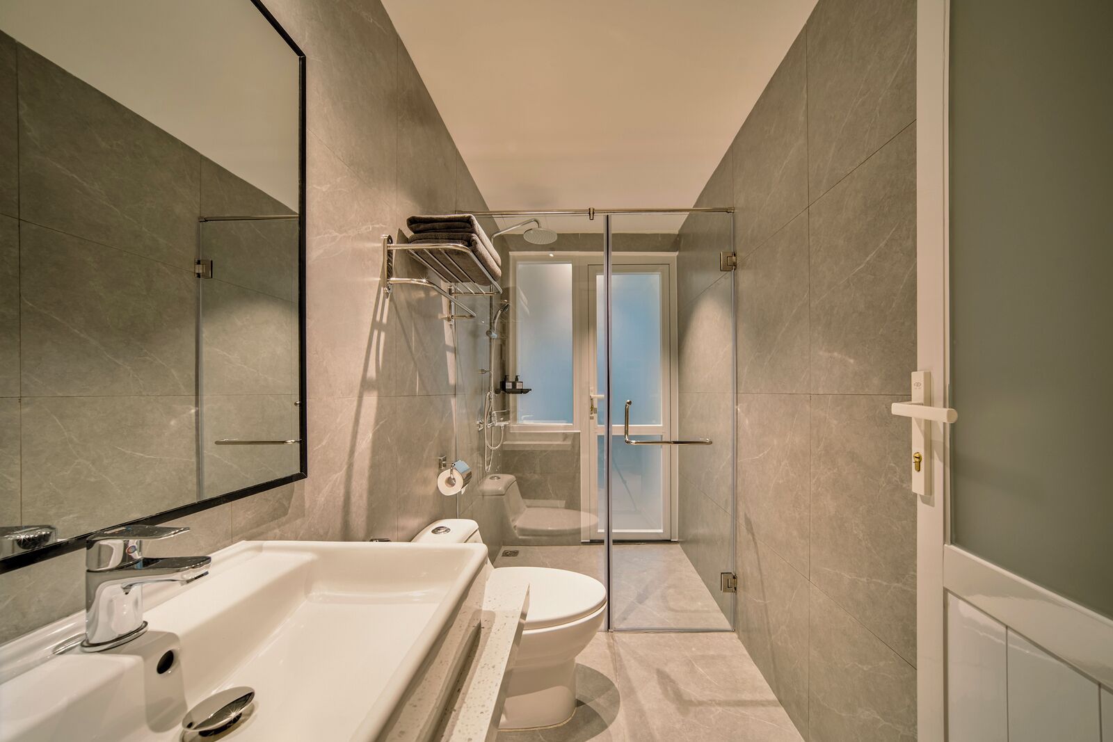 A modern bathroom with a large bathtub, toilet, and shower area.