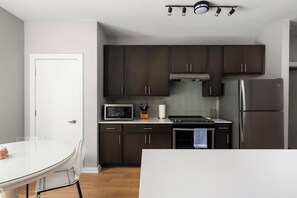 Kühlschrank, Mikrowelle, Ofen, Herdplatte