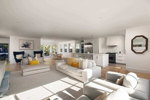 TV, books, offices - Modern Coastal La Jolla Gem (San Diego)