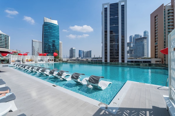 Una piscina al aire libre