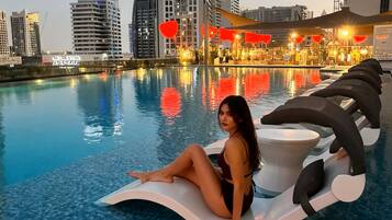 Una piscina al aire libre