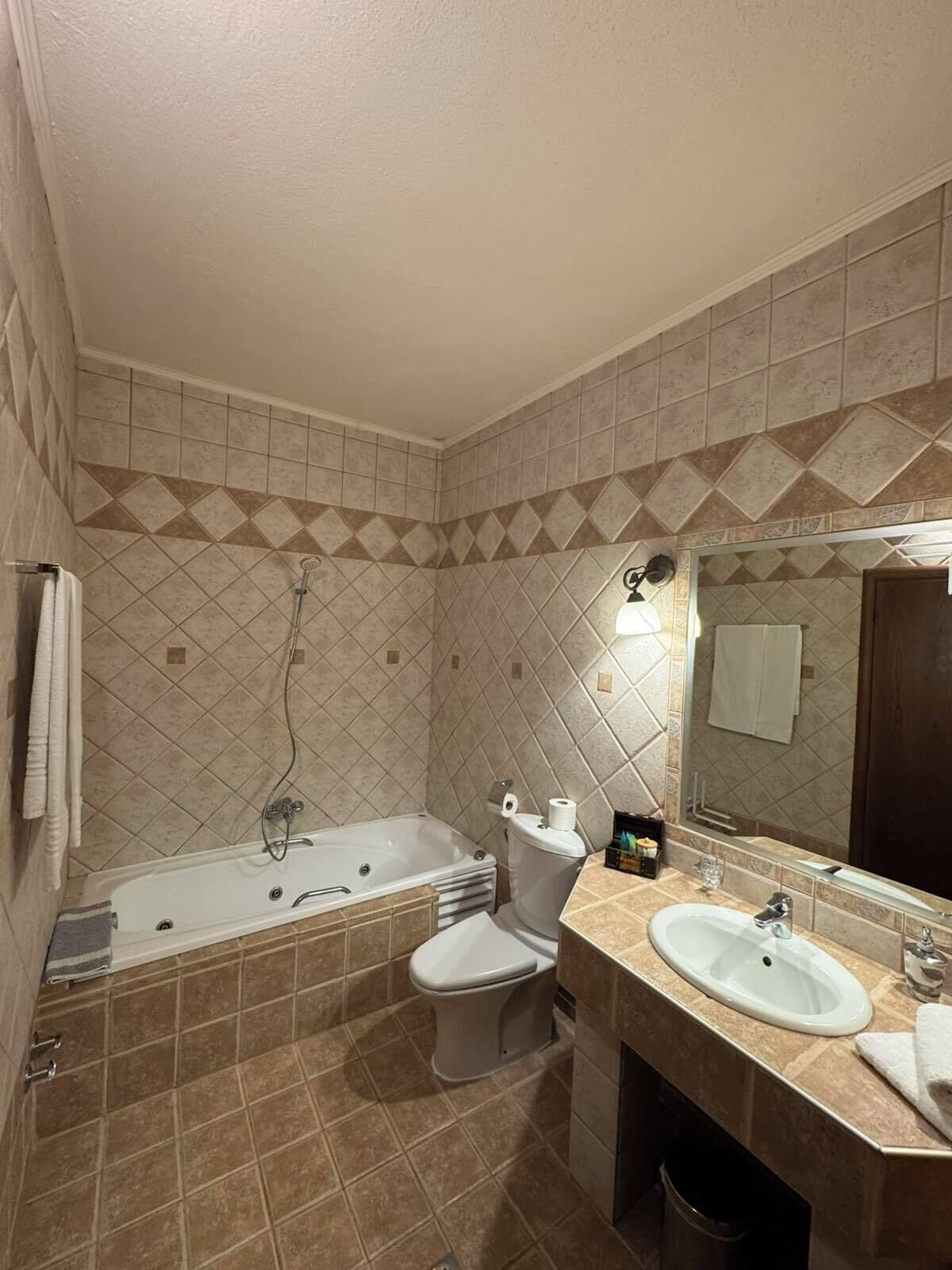 Un baño con bañera, inodoro y dos lavamanos.