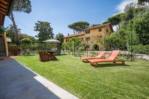 Terrace/patio - Welcome to the “Little House in the Garden” of Villa Sania! The annex is located near the sunny beach, just a short walk from the Pinewood; here you can enjoy the peaceful coolness of the surrounding green park and have an unforgettable experience in (Viareggio)