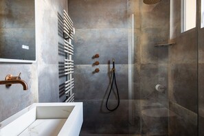 Dusche, Bidet, Handtücher, Shampoo