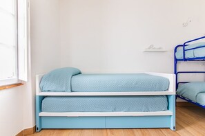 2 habitaciones, tabla de planchar con plancha y cuna de viaje 