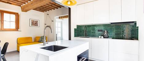 Réfrigérateur, micro-ondes, lave-vaisselle, grille-pain