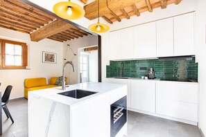 Fridge, microwave, dishwasher, toaster - Welcome to the “Little House in the Garden” of Villa Sania! The annex is located near the sunny beach, just a short walk from the Pinewood; here you can enjoy the peaceful coolness of the surrounding green park and have an unforgettable experience in (Viareggio)