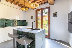 Fridge, microwave, dishwasher, toaster - Welcome to the “Little House in the Garden” of Villa Sania! The annex is located near the sunny beach, just a short walk from the Pinewood; here you can enjoy the peaceful coolness of the surrounding green park and have an unforgettable experience in (Viareggio)