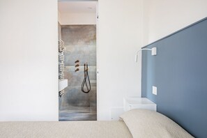 2 habitaciones, tabla de planchar con plancha y cuna de viaje 