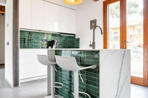 Regadera, bidet, toallas, shampoo 