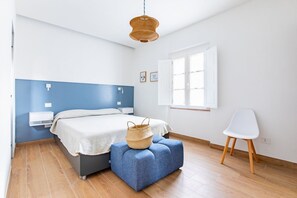 2 habitaciones, tabla de planchar con plancha y cuna de viaje 
