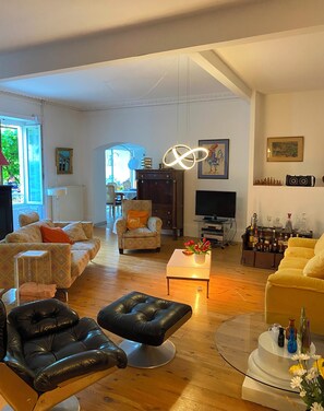 Smart TV, DVD player, books, music library